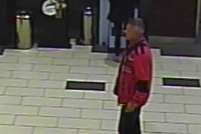 V bankomatu zůstalo volně ležet 16 tisíc, neznámý pachatel si je vzal a odešel