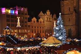 Vánoční strom se na náměstí Republiky v Plzni rozsvítí v neděli