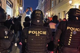 Aktualizováno: Fanoušci Freiburgu řádili v centru Plzně. Primátor žádá omluvu