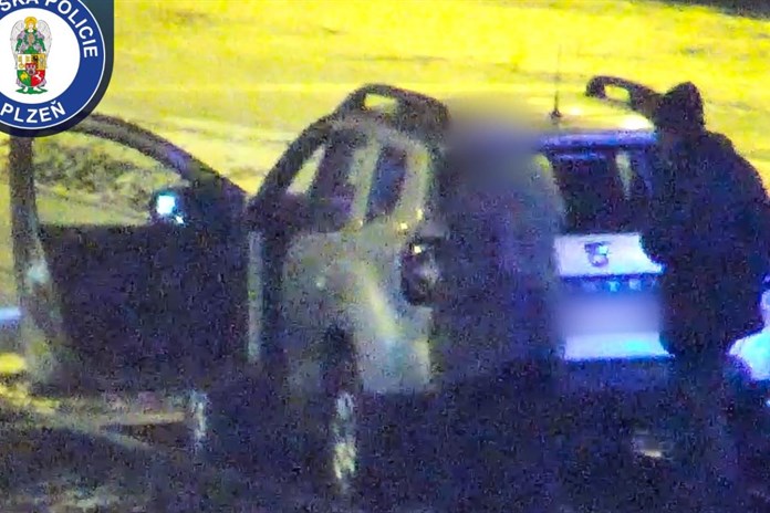 Opilý senior uvízl s autem v kolejišti