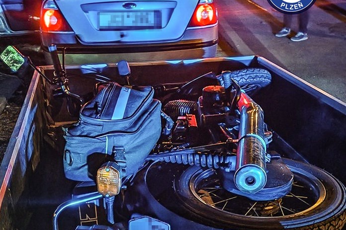 Kradený motocykl na přívěsu