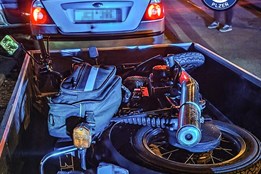 Noční drama na Skvrňanech: Posádka Fordu se pokusila strážníkům...