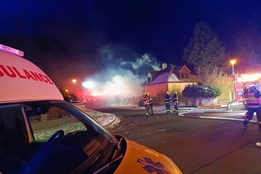 AKTUALIZACE: Požár domu v Kroměříži skončil tragicky. Muž zemřel, žena má těžké popáleniny