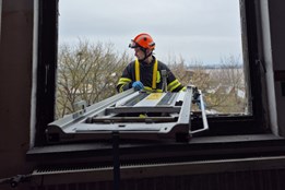 Aby se hasiči dostali k pacientovi, museli rozbít okno, pak ho spouštěli na plošině