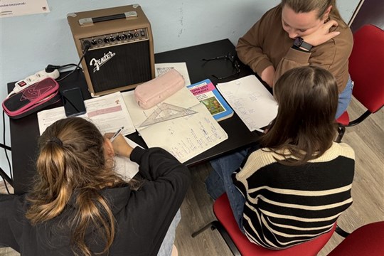 Rokycanská mládež pomáhá v útulku i v lavicích: Klub Akcent propojuje dobrovolnictví s doučováním 