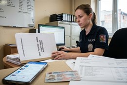 Falešná identita a desítky podvedených. Mladá žena z Plzeňska si „vydělala“ 200 tisíc