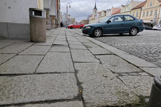 Konec zakopávání na náměstí v Domažlicích. Město plánuje srovnat nerovnou dlažbu