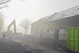 Konec ostudy u domažlického nádraží: Bagry začaly s demolicí chátrající budovy drah