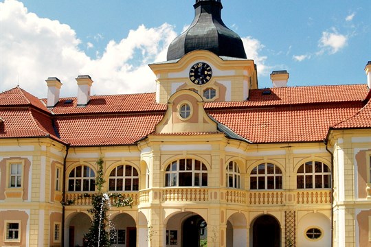 Zámek Nebílovy ožívá etiketou. Zjistěte, proč by se nám barokní slušnost hodila i dnes