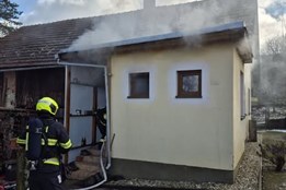 Požár domu ve Valašských Kloboukách: Muž se nadýchal kouře, do akce šly tři jednotky hasičů