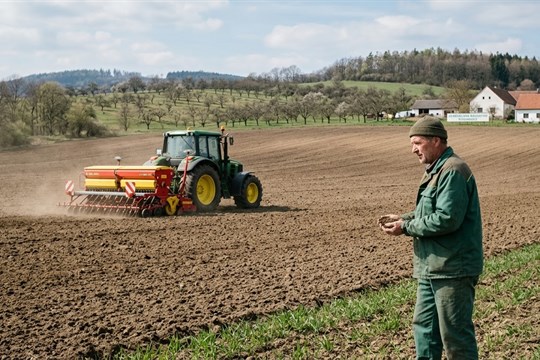 Zemědělci a ovocnáři v Plzeňském kraji začali s jarními pracemi dříve než loni