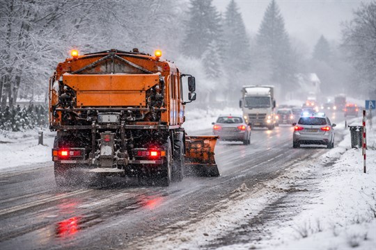 Plzeňský kraj pod sněhem: Dopravu komplikují nehody i uvízlá nákladní auta