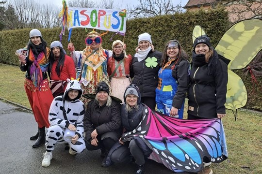 Děti z domažlických školek rozdávaly radost: Masopustní průvod skončil u hradu