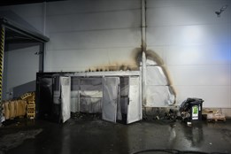 U nového obchodního centra v Plzni hořelo. Plameny poškodily fasádu i kontejnery