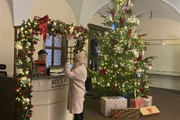 Na plzeňské radnici úřaduje vánoční pošťačka