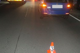 Policie pátrá po „ženě ve žlutém“. Hledá svědky srážky vozu s chodkyní v Domažlicích