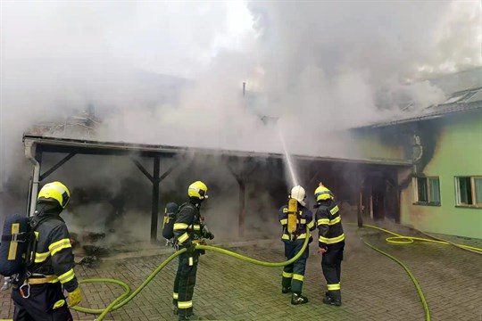 Požár v Boru má viníka: Za evakuaci 33 lidí může nedopalek v koši