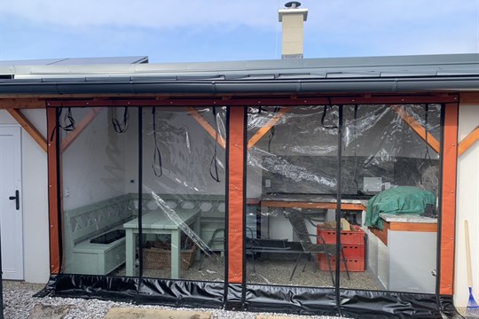 Z pergoly plnohodnotný prostor od jara do podzimu? Plzeňská firma přichází s chytrým řešením