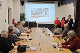 Na studium není nikdy pozdě. Senioři v Domažlicích zahájili nový semestr 