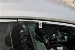 Vyluxovaná auta v Plzni. Zloději jdou po všem, od učebnic angličtiny po 260 tisíc v hotovosti