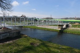 Plzeň opravuje zrezivělou lávku ve Štruncových sadech. Cyklisty a...