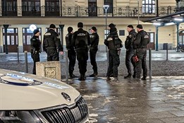 Noční razie v Plzni: Zakuklenec s pálkou na střeše auta a opilé mladistvé