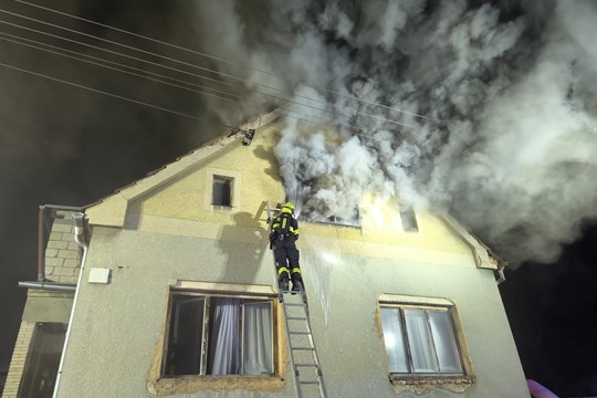 Ve Starém Plzenci hořel rodinný dům, za požár mohl špatný komín