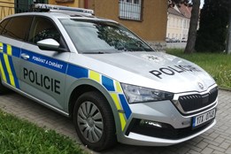 Aktualizováno: Policisté pátrali po muži zachyceném na kamerách kvůli zneužití platební karty