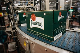 Zkažené léto a prázdnější půllitry. Prazdroj loni prodal o 2 % méně piva