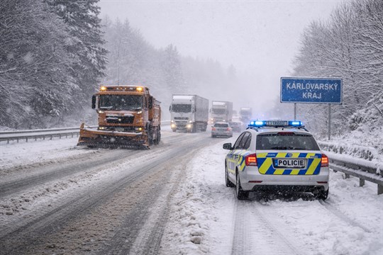 Karlovarský kraj zasypal sníh, silnice jsou stále nebezpečné