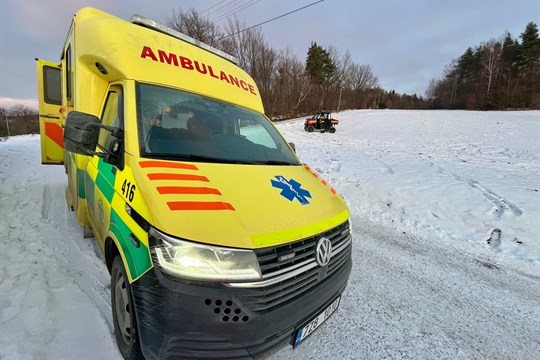 Záchrana na samotě: k pacientovi s kardiálními potížemi dopravili zdravotníky hasiči na čtyřkolkách