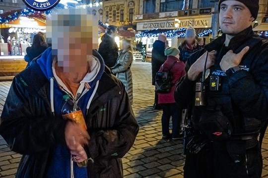Muž v celostátním pátrání se šel ukrýt na adventní trhy