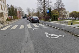 Domažlice opraví Paroubkovu ulici: Zmizí rozbité obrubníky a v sousedství přibudou parkoviště