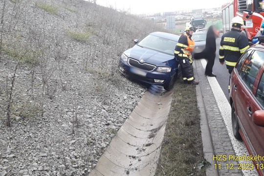 Bilance na silnicích Plzeňska v roce 2025: Méně tragédií, ale více alkoholu a „smolařské“ pátky