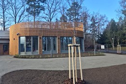 První obvod postavil dům pro dětskou skupinu u Košuteckého jezírka