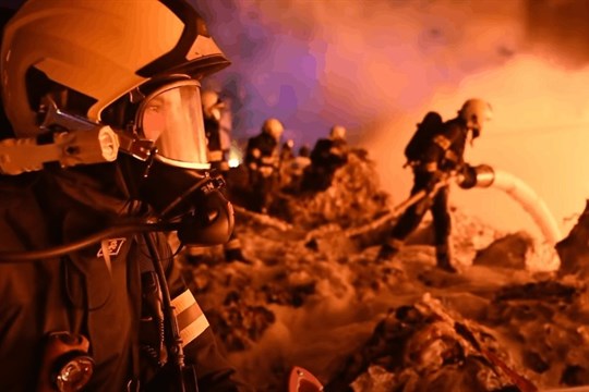 Požár v paneláku na Slovanech: Hasiči vynesli z hořícího bytu zraněného, desítky obyvatel museli opustit domov