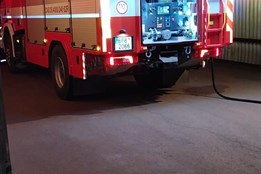 Noční drama na Klatovsku: Hasiči vyjížděli k požáru haly, v akci byla i termokamera