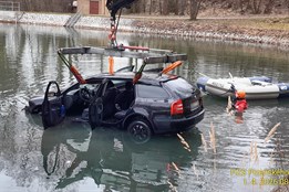 Aprílová koupel: V Kaznějově vyprošťovali auto z místního koupaliště