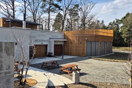 Dětská skupina místo legendárního baru. Nová budova u Košuteckého...