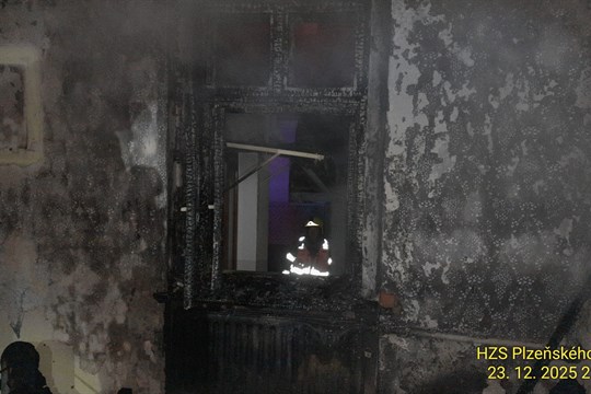 Požár rodinného domu v Horšovském Týně: Dvě zraněné osoby, příčina zatím neznámá