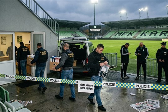 Noční drama v Plzni. Žena s nožem u krku vyhrožovala sebevraždou