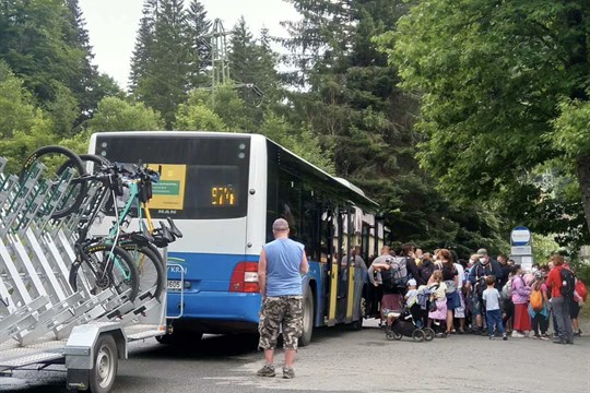 Léto na Šumavě bez auta? Zelené autobusy se vrací do národního parku
