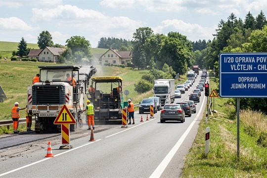 Silnice I/20 v obležení silničářů. Mezi Plzní a Nepomukem počítejte se zdržením