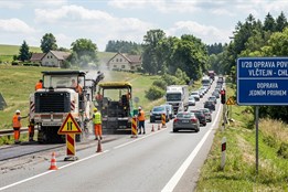 Silnice I/20 v obležení silničářů. Mezi Plzní a Nepomukem počítejte se zdržením