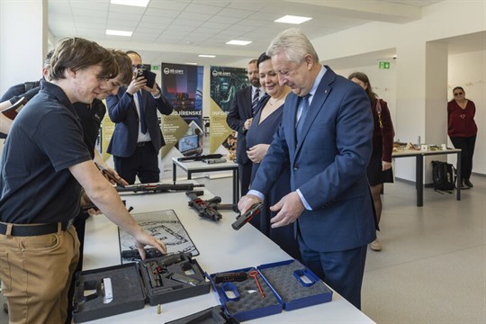 Ministr obrany navštívil SŠ – COPT a Českou zbrojovku v Uherském Brodě. Vyzdvihl přitom význam technického vzdělávání