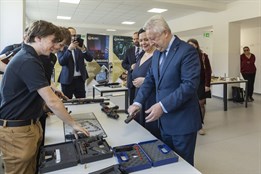 Ministr obrany navštívil SŠ – COPT a Českou zbrojovku v Uherském Brodě. Vyzdvihl přitom význam technického vzdělávání