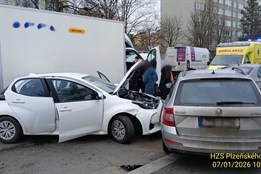 V Plzni na Borech se srazila dvě auta s dodávkou