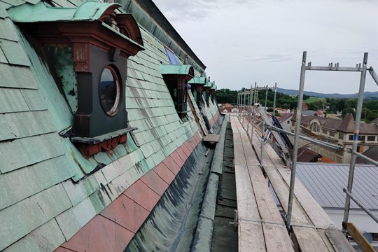 Břidlice, měď i sochy. Domažlice pokračují v rekonstrukci střechy radnice