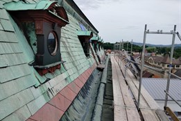 Břidlice, měď i sochy. Domažlice pokračují v rekonstrukci střechy radnice