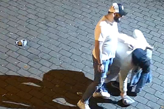 Noční rvačka v centru Plzně. Policie pátrá po totožnosti muže z kamerových záznamů